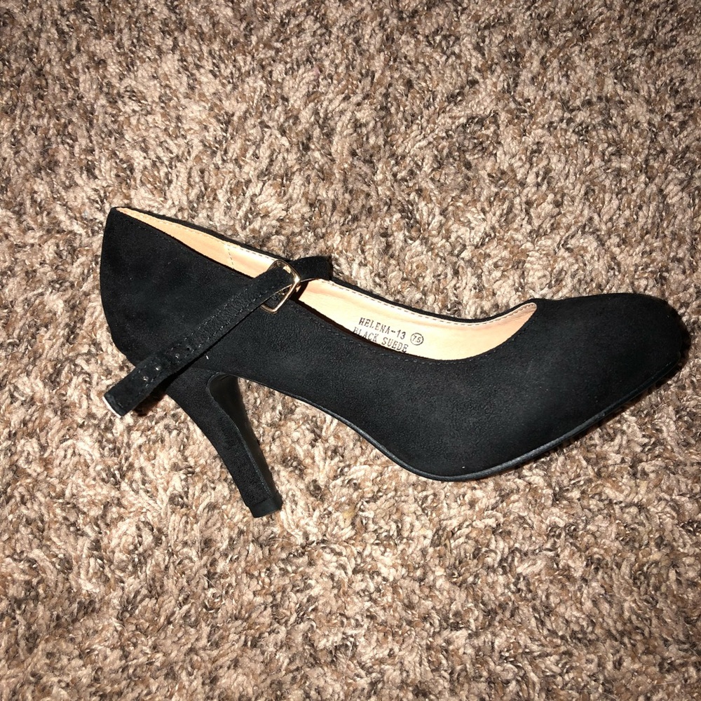 Never been worn Bella Marie pumps